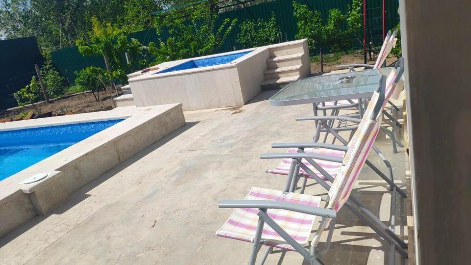 Apex Rest House Of 10 Rooms And Pool Ереван Экстерьер фото
