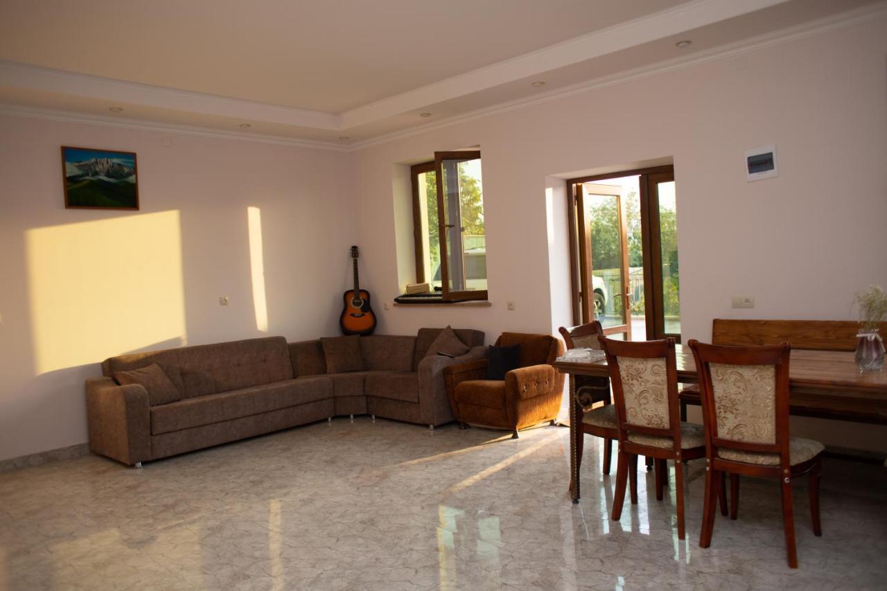 Apex Rest House Of 10 Rooms And Pool Ереван Экстерьер фото