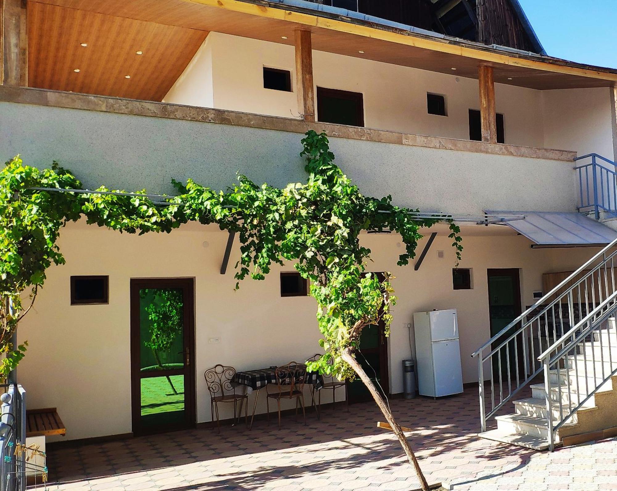 Apex Rest House Of 10 Rooms And Pool Ереван Экстерьер фото