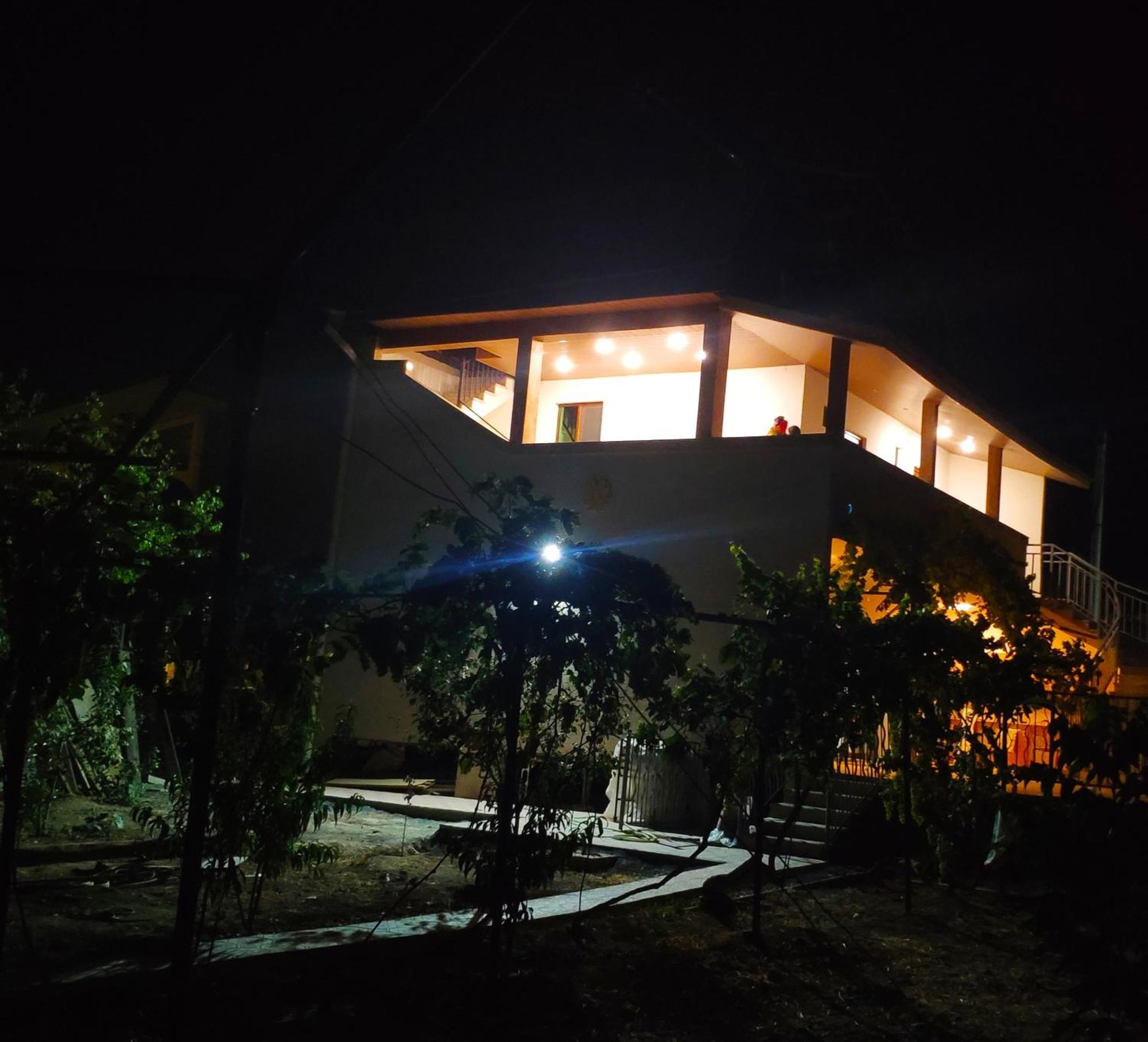 Apex Rest House Of 10 Rooms And Pool Ереван Экстерьер фото