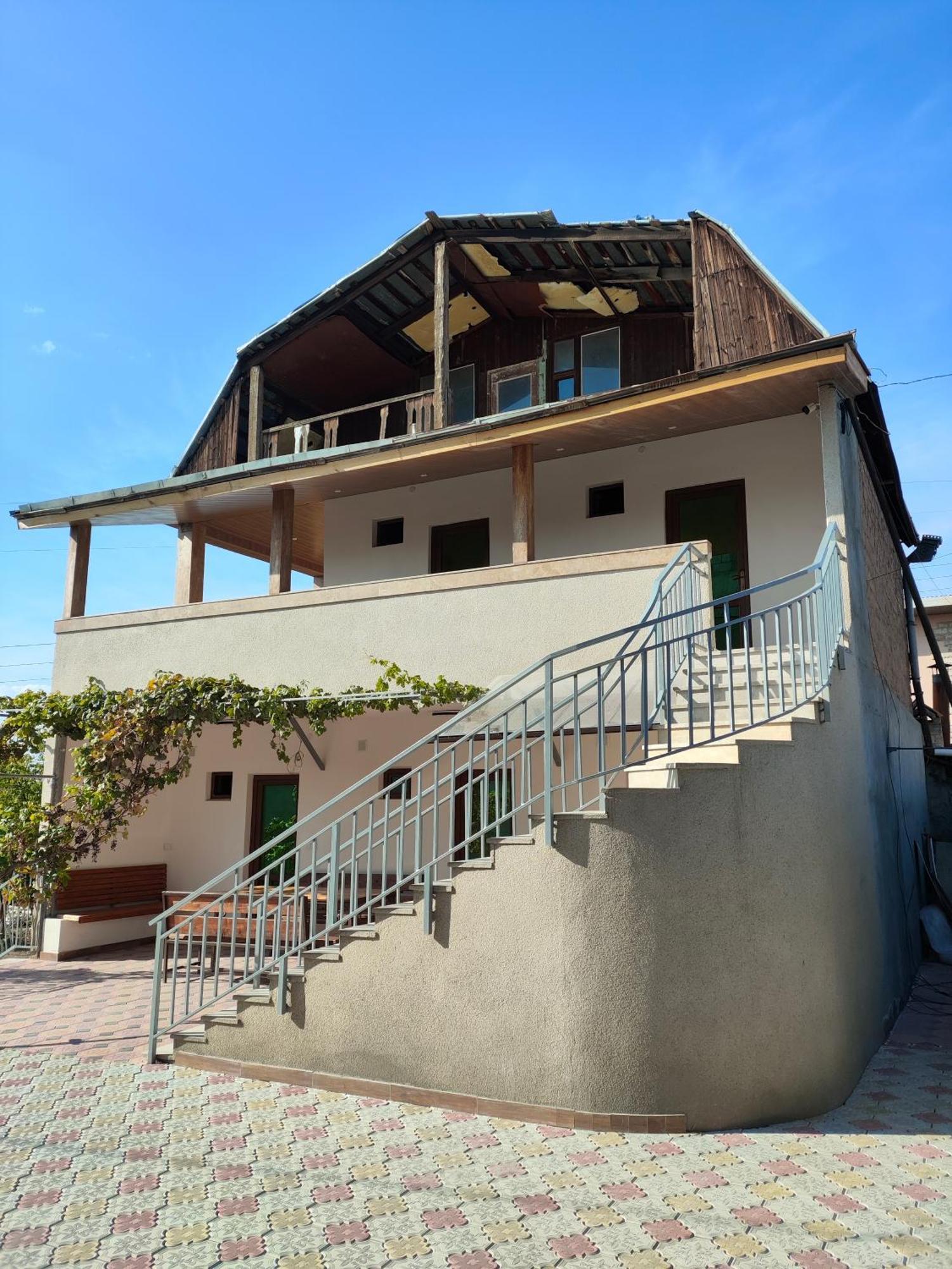 Apex Rest House Of 10 Rooms And Pool Ереван Экстерьер фото