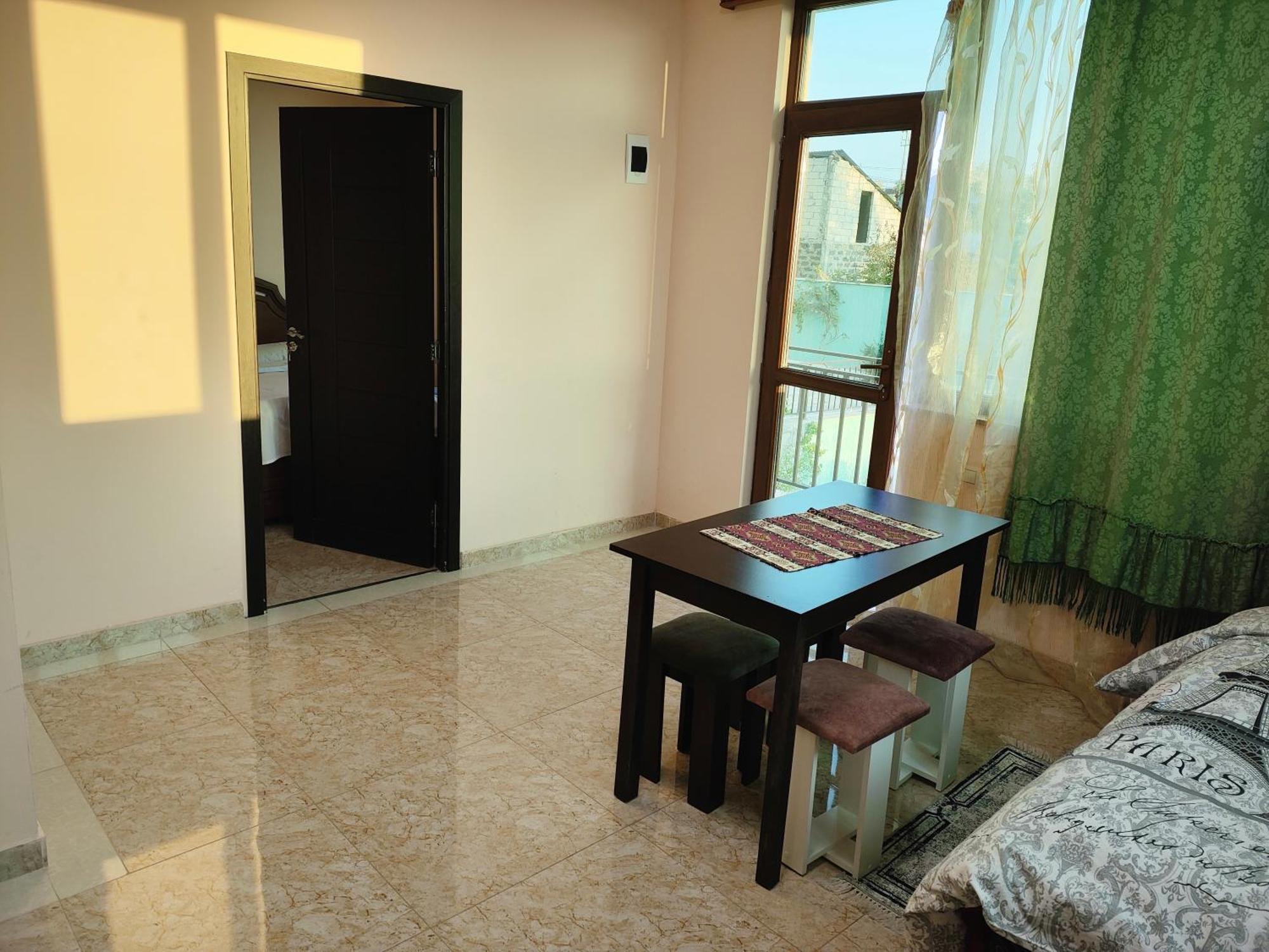 Apex Rest House Of 10 Rooms And Pool Ереван Экстерьер фото