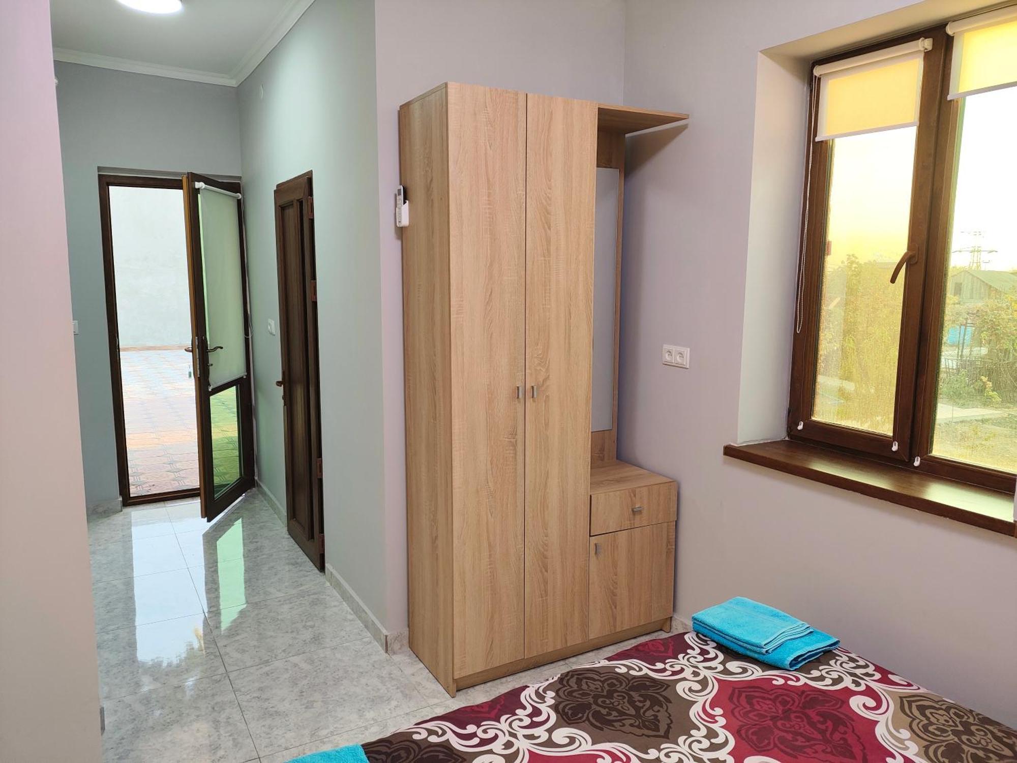 Apex Rest House Of 10 Rooms And Pool Ереван Экстерьер фото