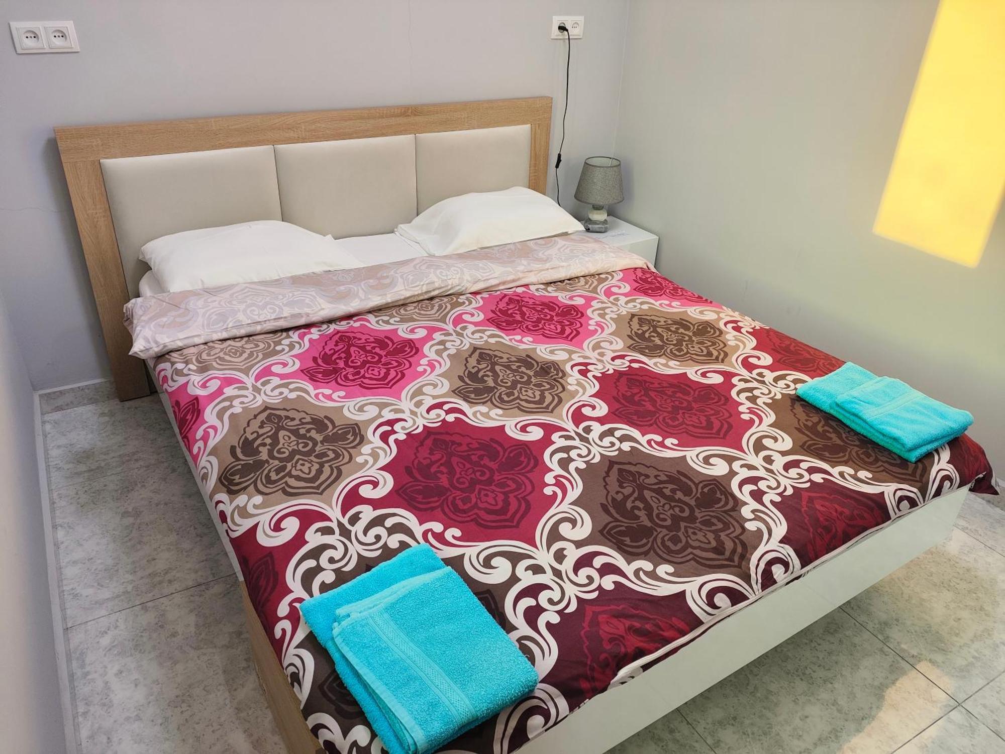 Apex Rest House Of 10 Rooms And Pool Ереван Экстерьер фото