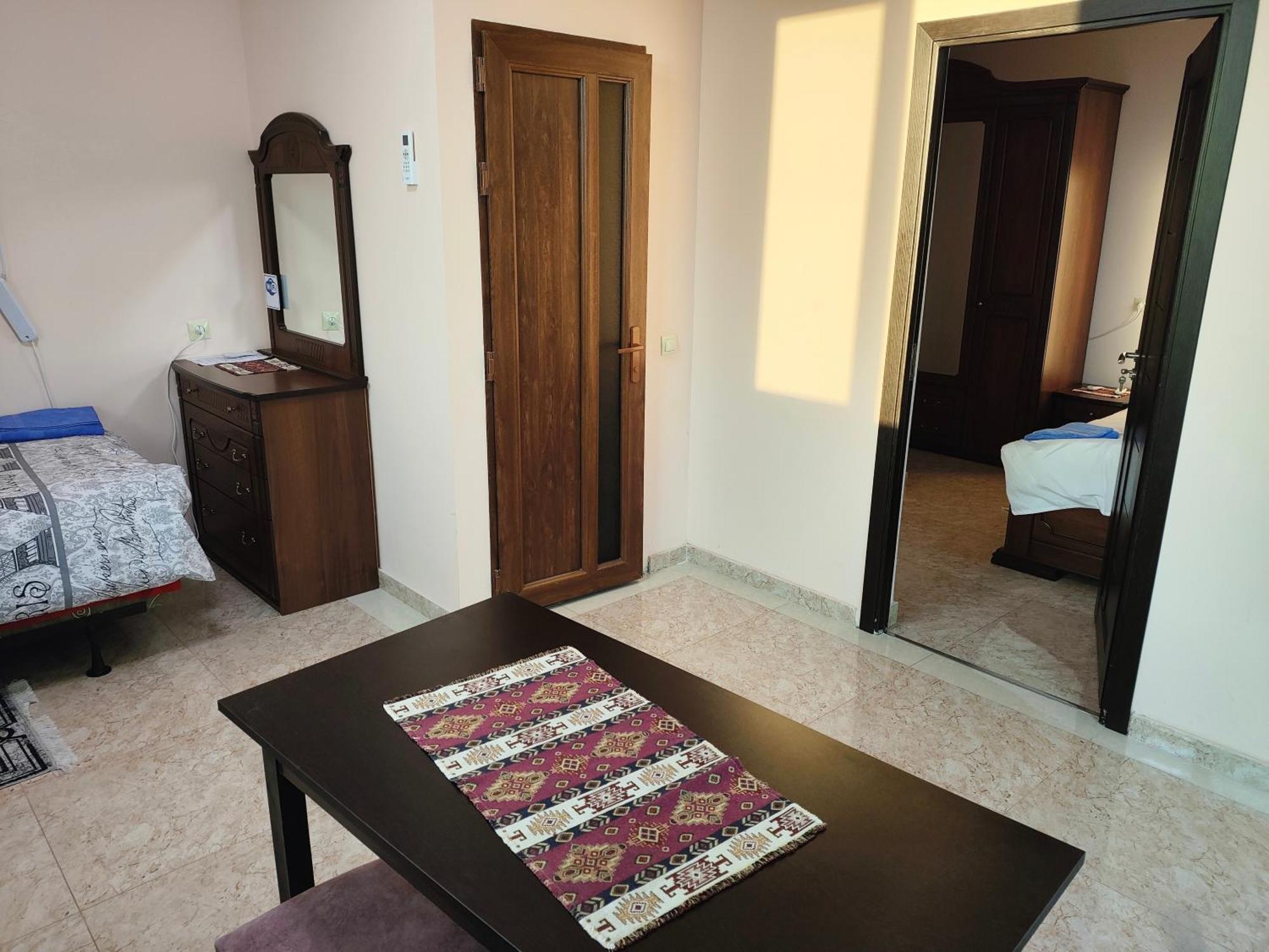 Apex Rest House Of 10 Rooms And Pool Ереван Экстерьер фото