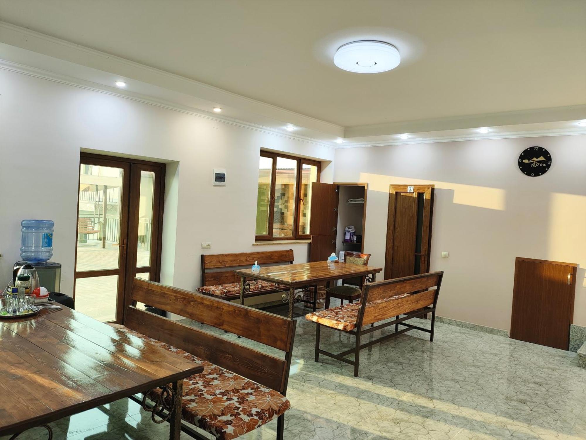 Apex Rest House Of 10 Rooms And Pool Ереван Экстерьер фото