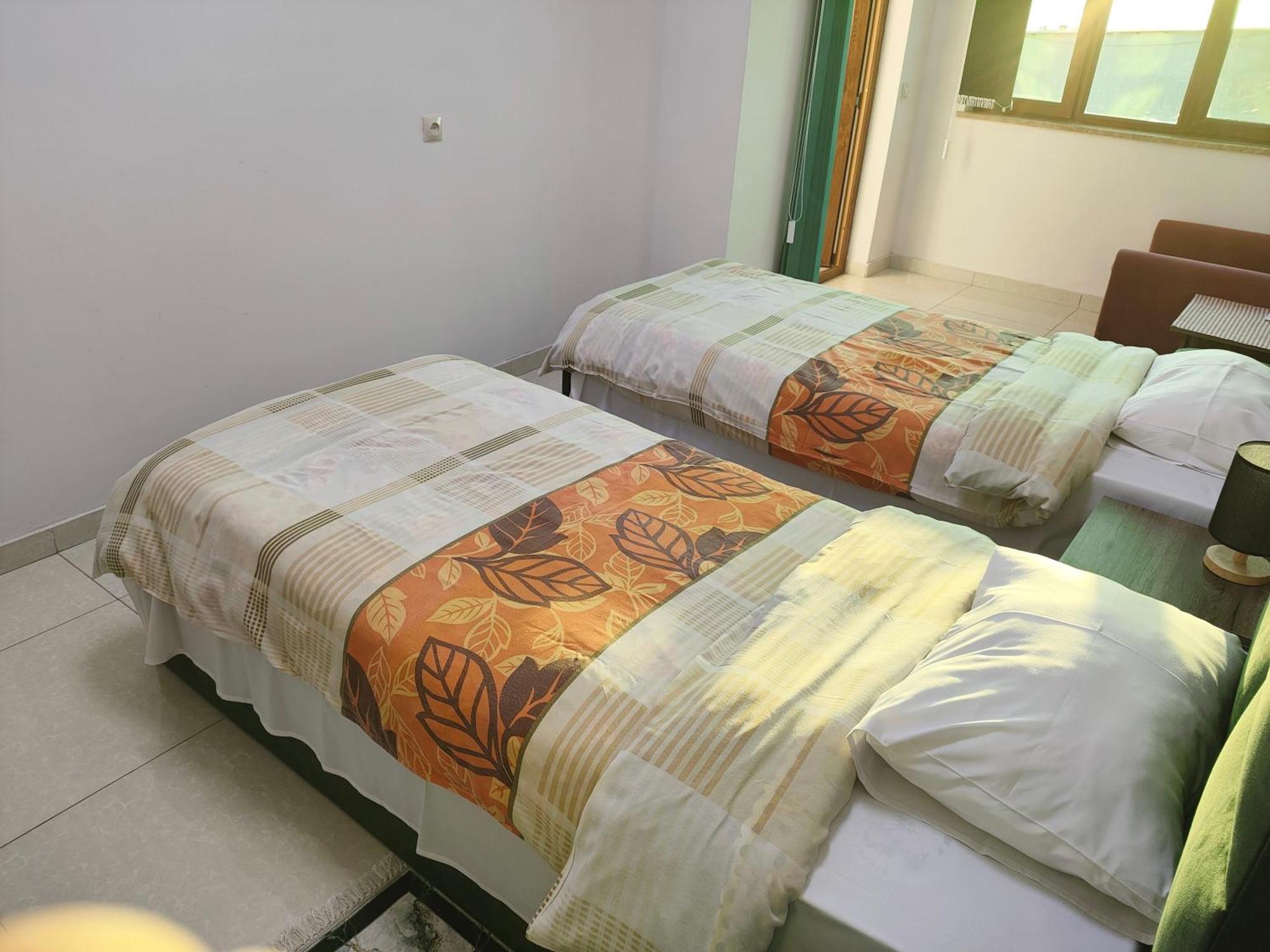 Apex Rest House Of 10 Rooms And Pool Ереван Экстерьер фото