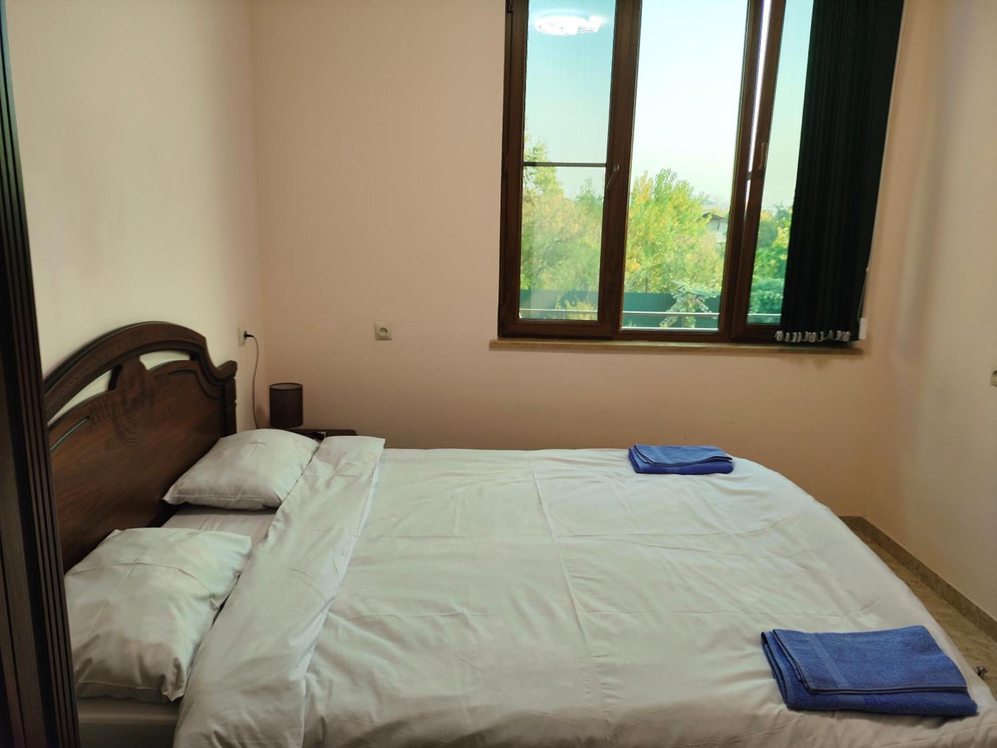Apex Rest House Of 10 Rooms And Pool Ереван Экстерьер фото