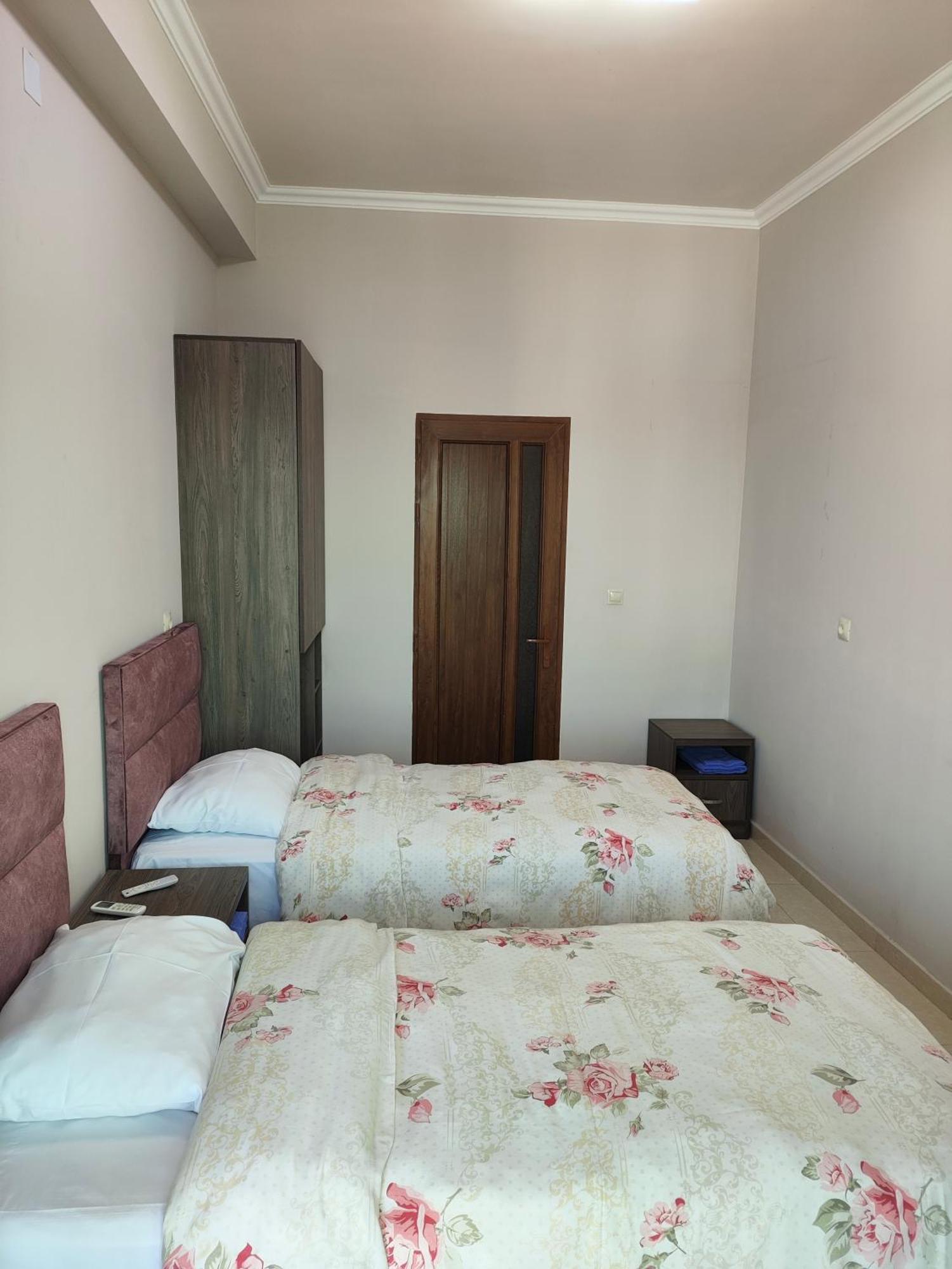 Apex Rest House Of 10 Rooms And Pool Ереван Экстерьер фото