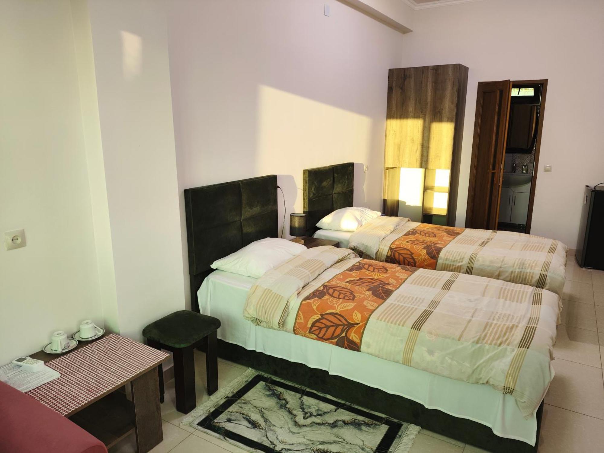 Apex Rest House Of 10 Rooms And Pool Ереван Экстерьер фото
