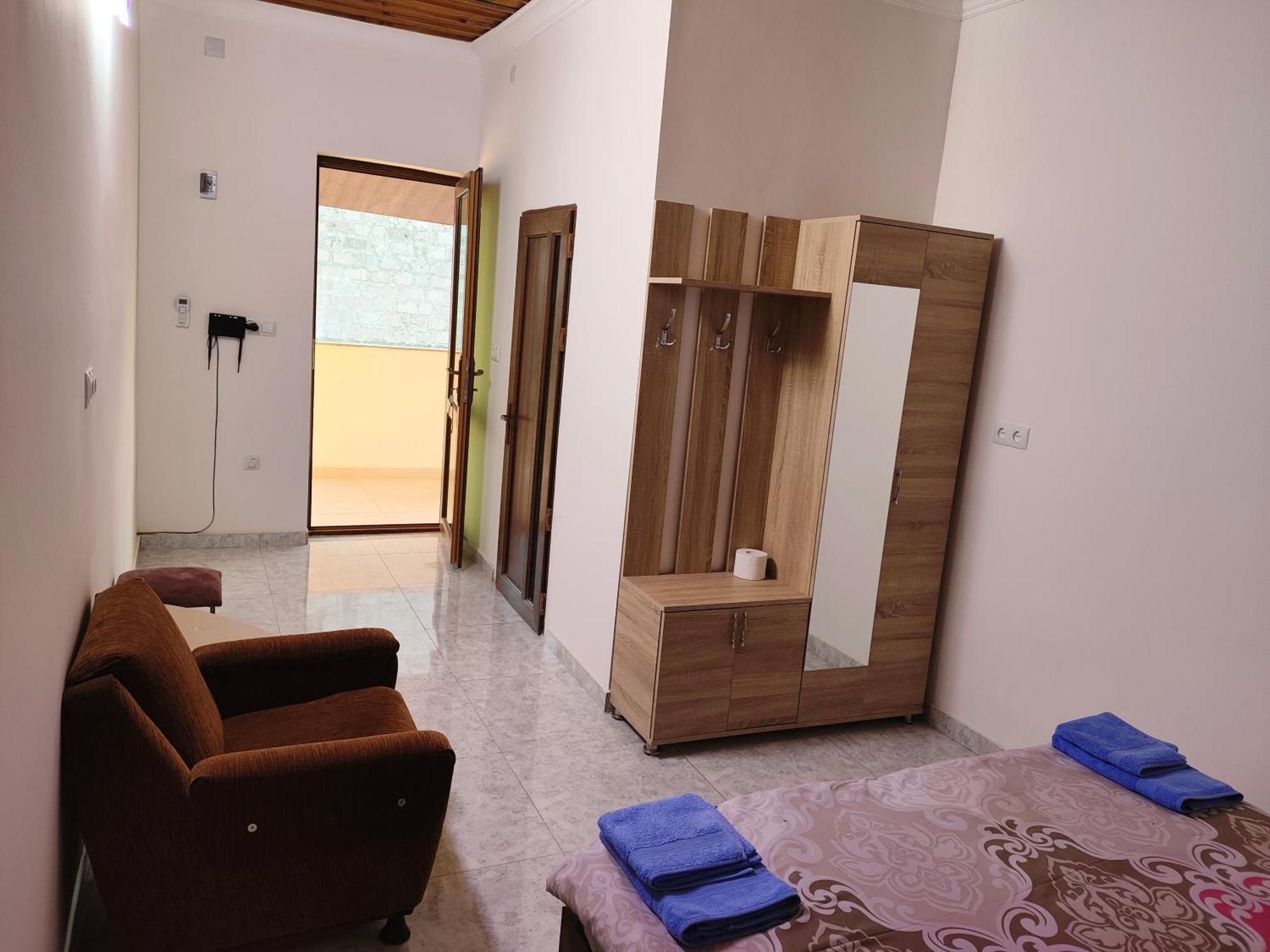 Apex Rest House Of 10 Rooms And Pool Ереван Экстерьер фото
