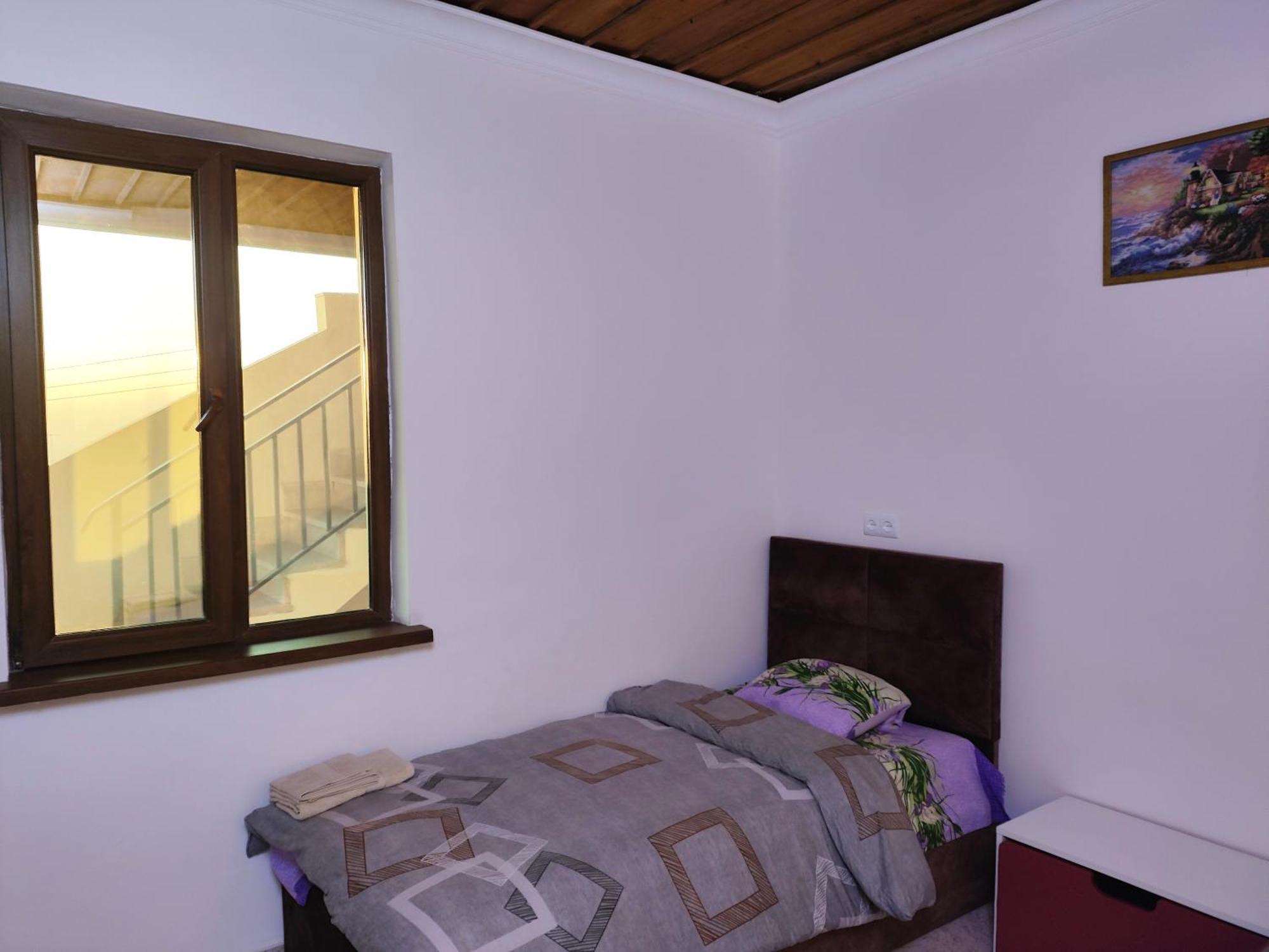 Apex Rest House Of 10 Rooms And Pool Ереван Экстерьер фото