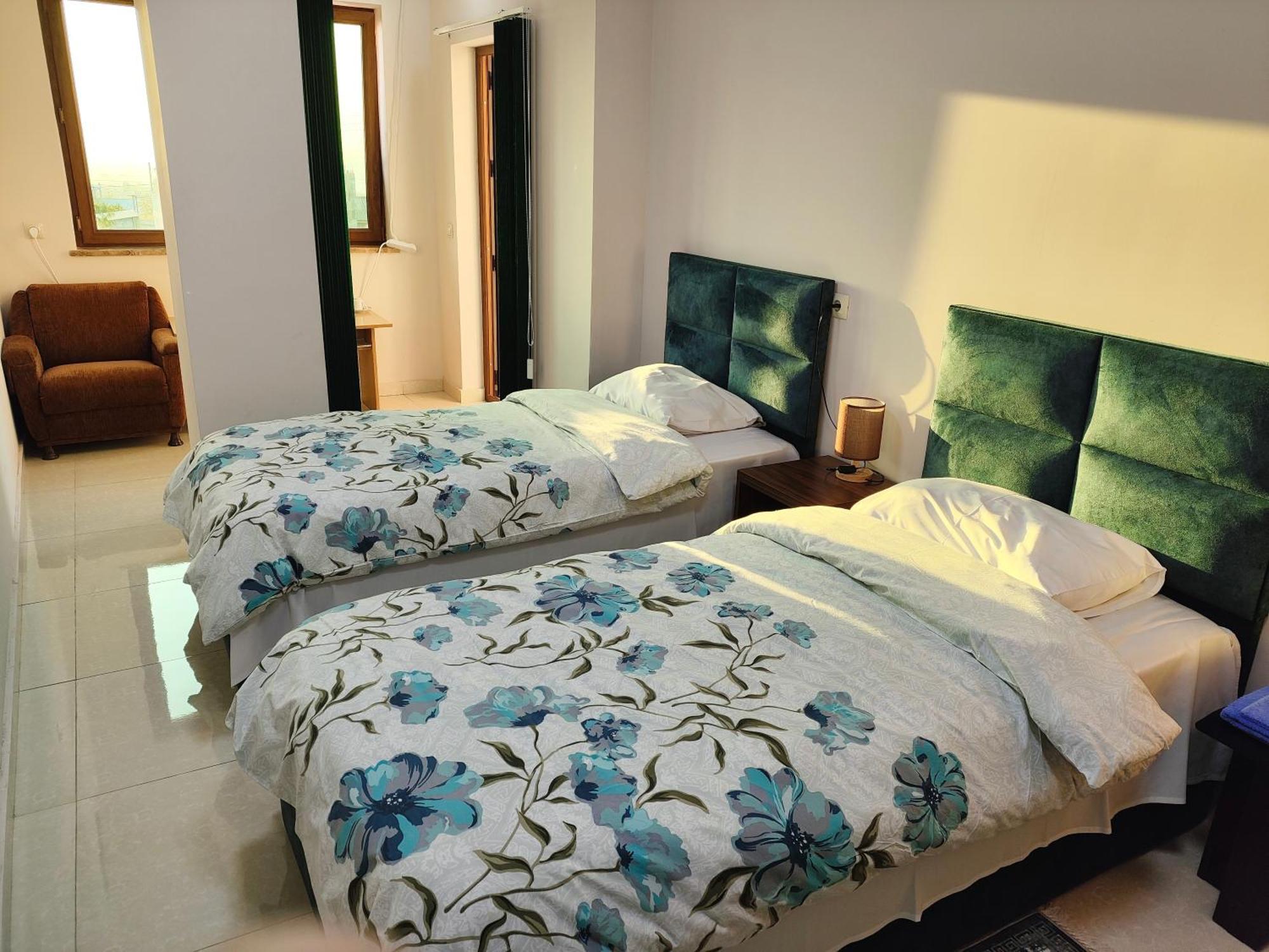 Apex Rest House Of 10 Rooms And Pool Ереван Экстерьер фото