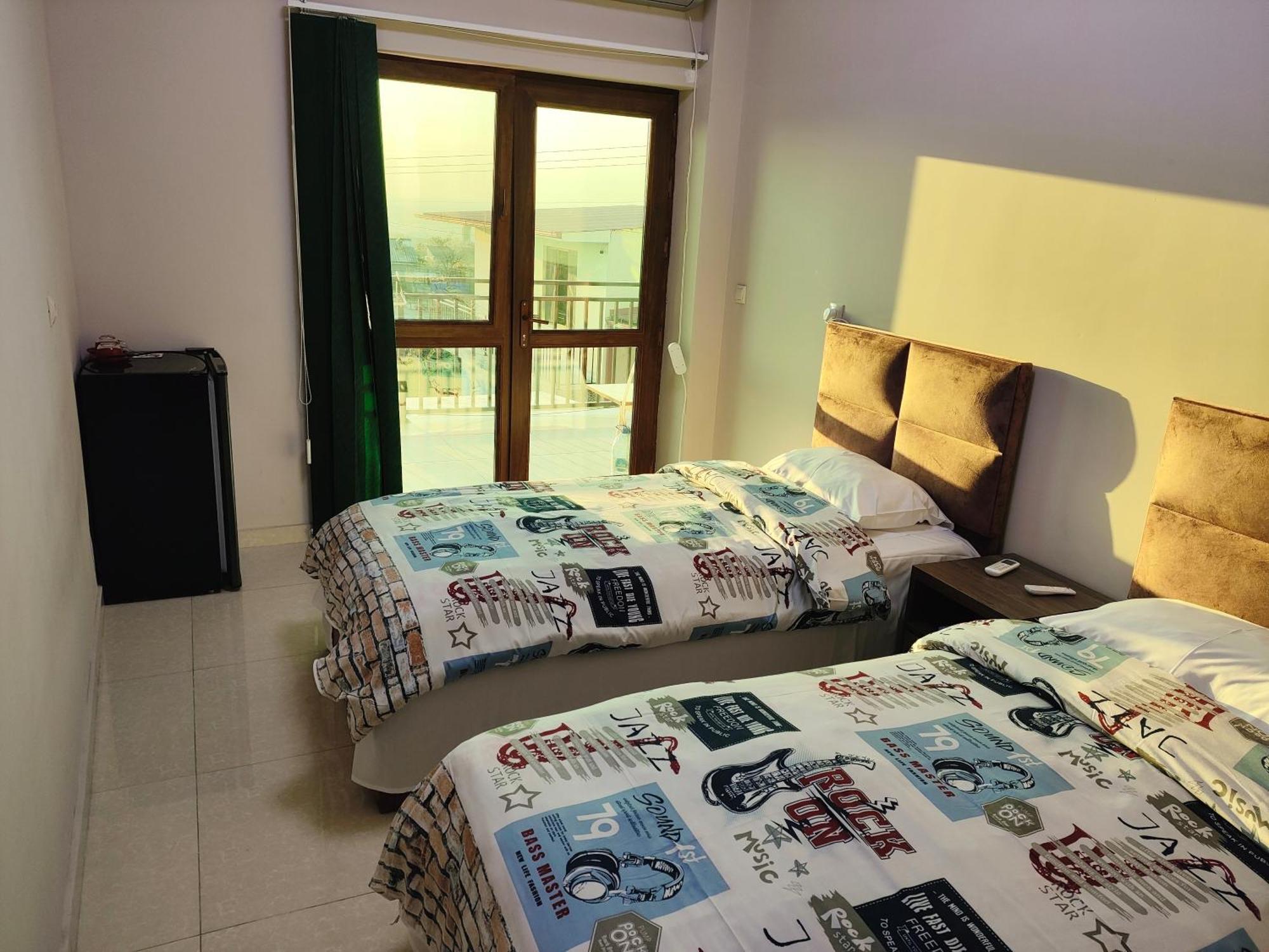 Apex Rest House Of 10 Rooms And Pool Ереван Экстерьер фото