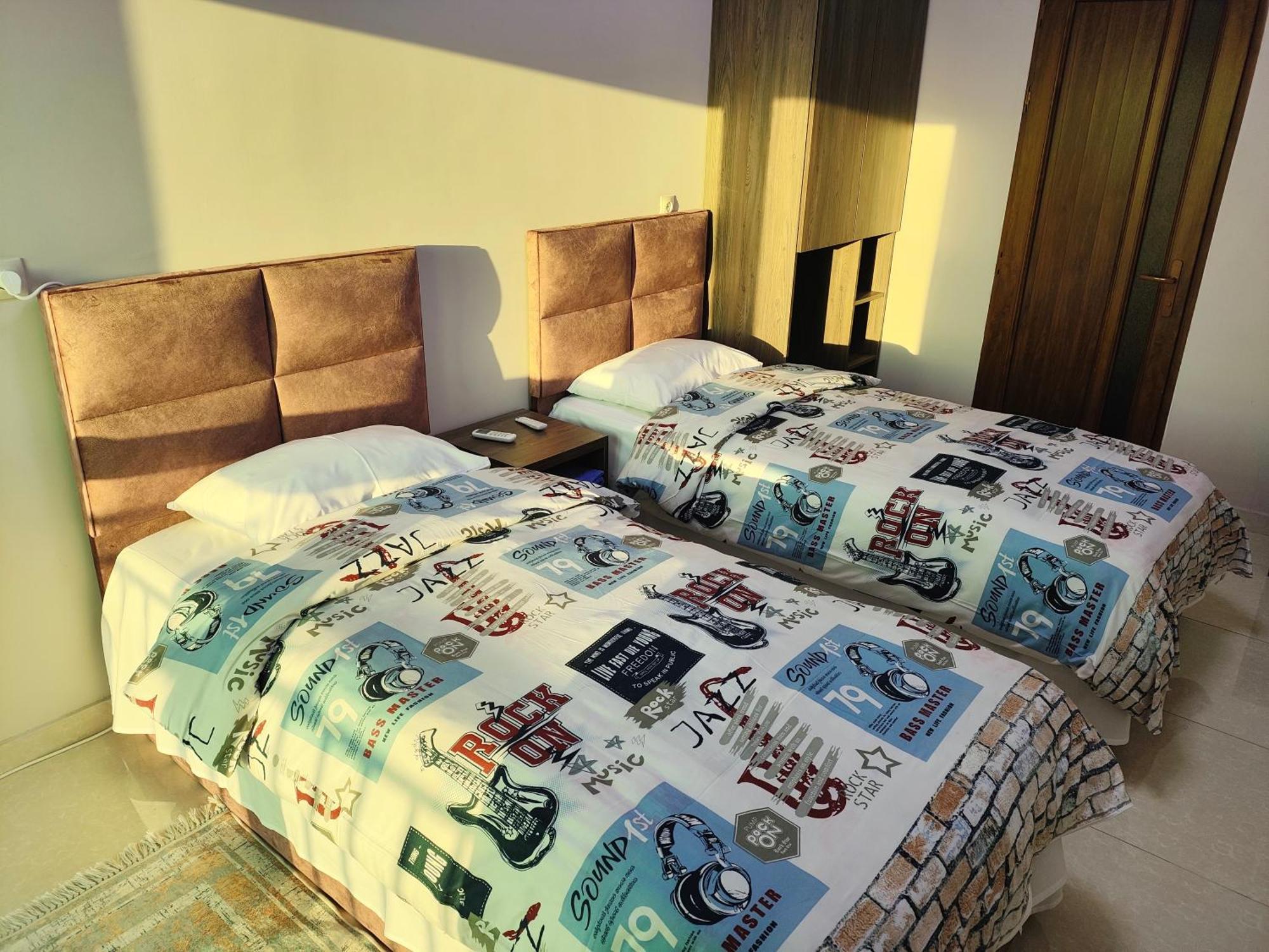 Apex Rest House Of 10 Rooms And Pool Ереван Экстерьер фото