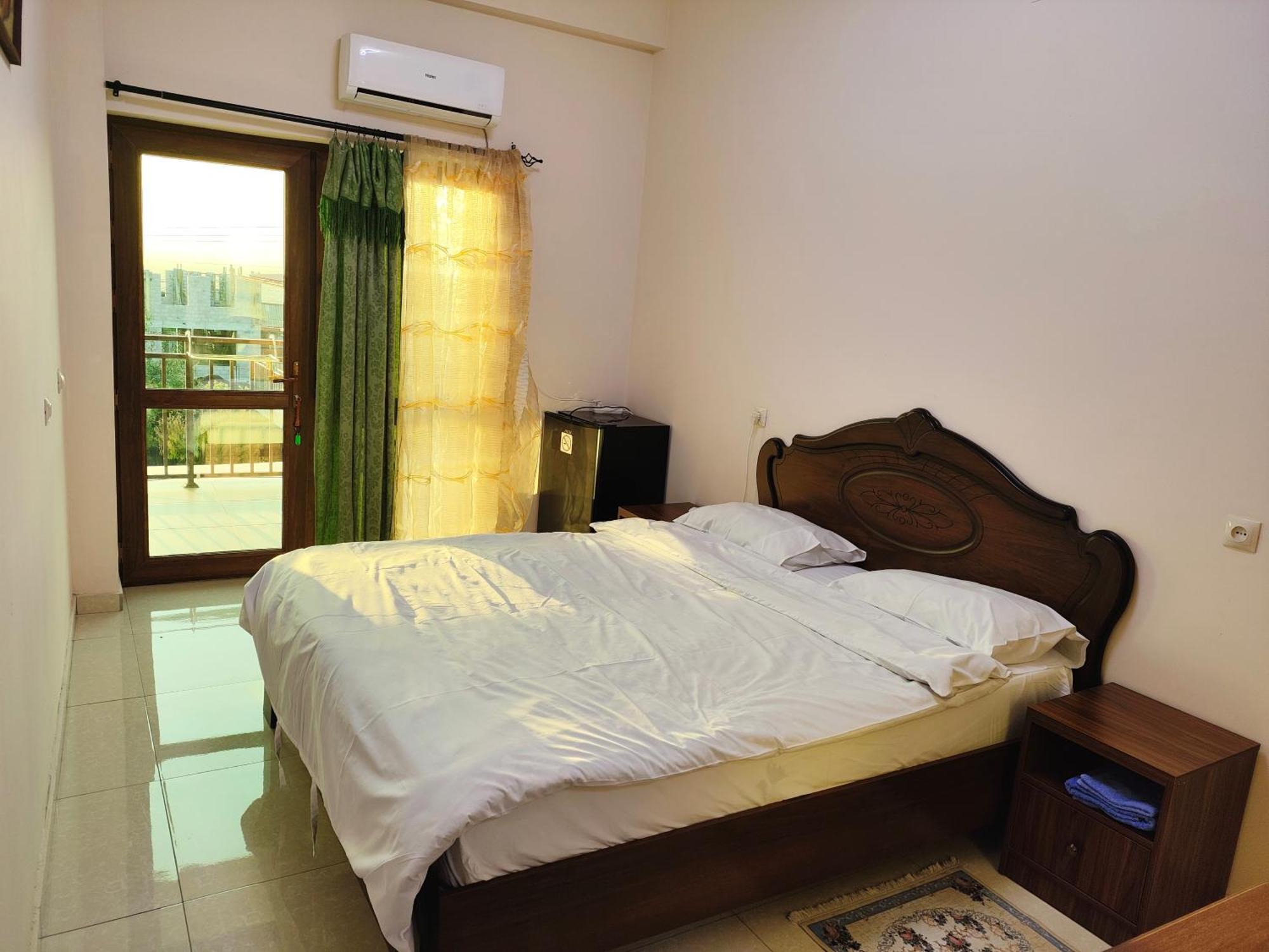 Apex Rest House Of 10 Rooms And Pool Ереван Экстерьер фото