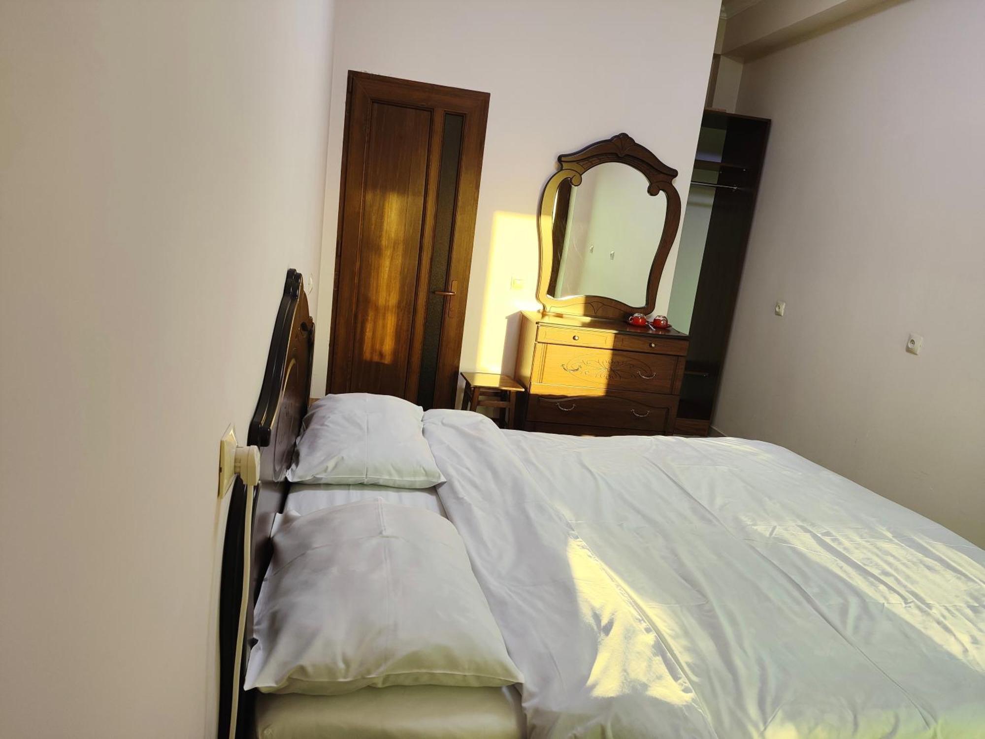 Apex Rest House Of 10 Rooms And Pool Ереван Экстерьер фото