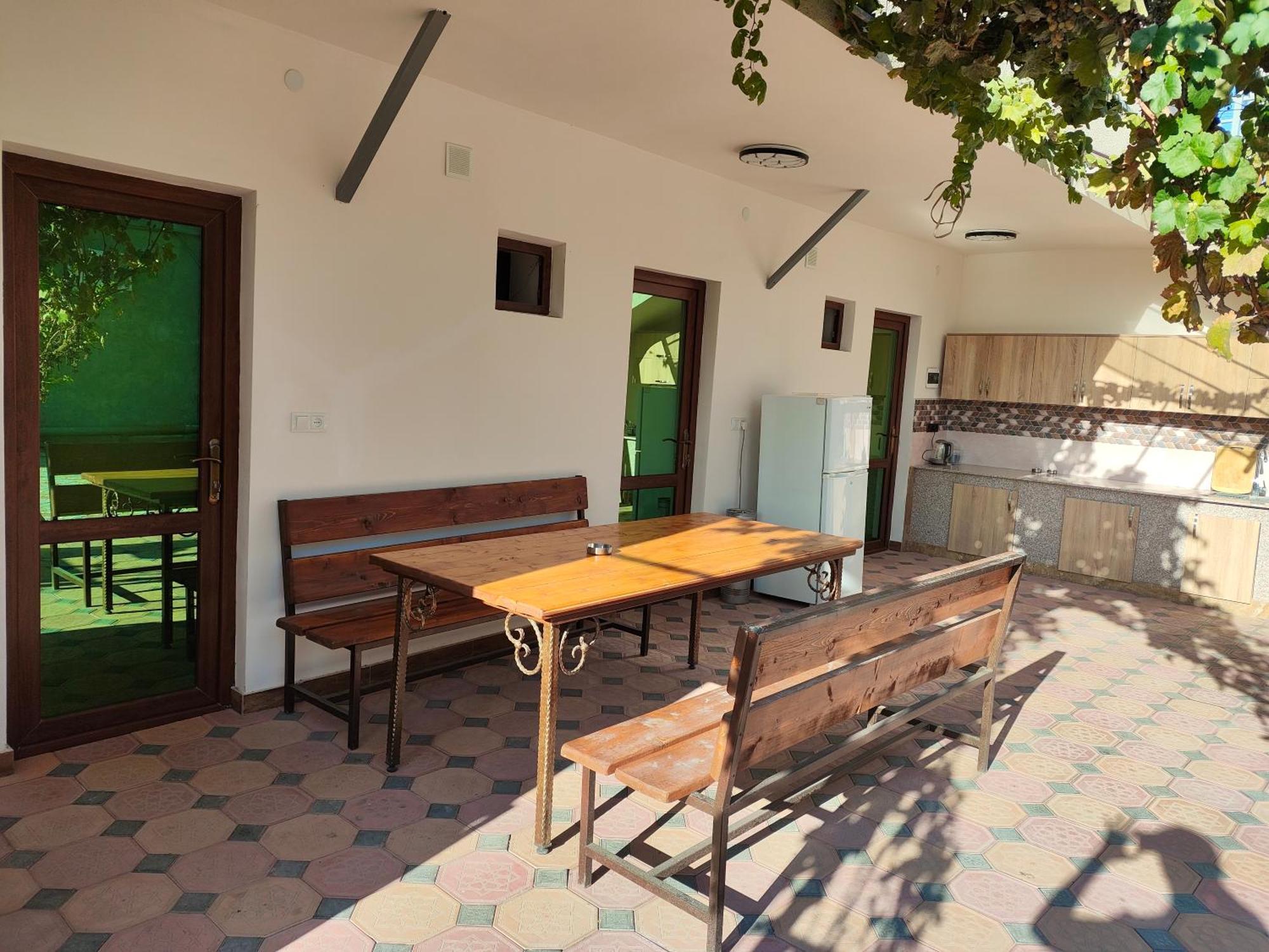 Apex Rest House Of 10 Rooms And Pool Ереван Экстерьер фото