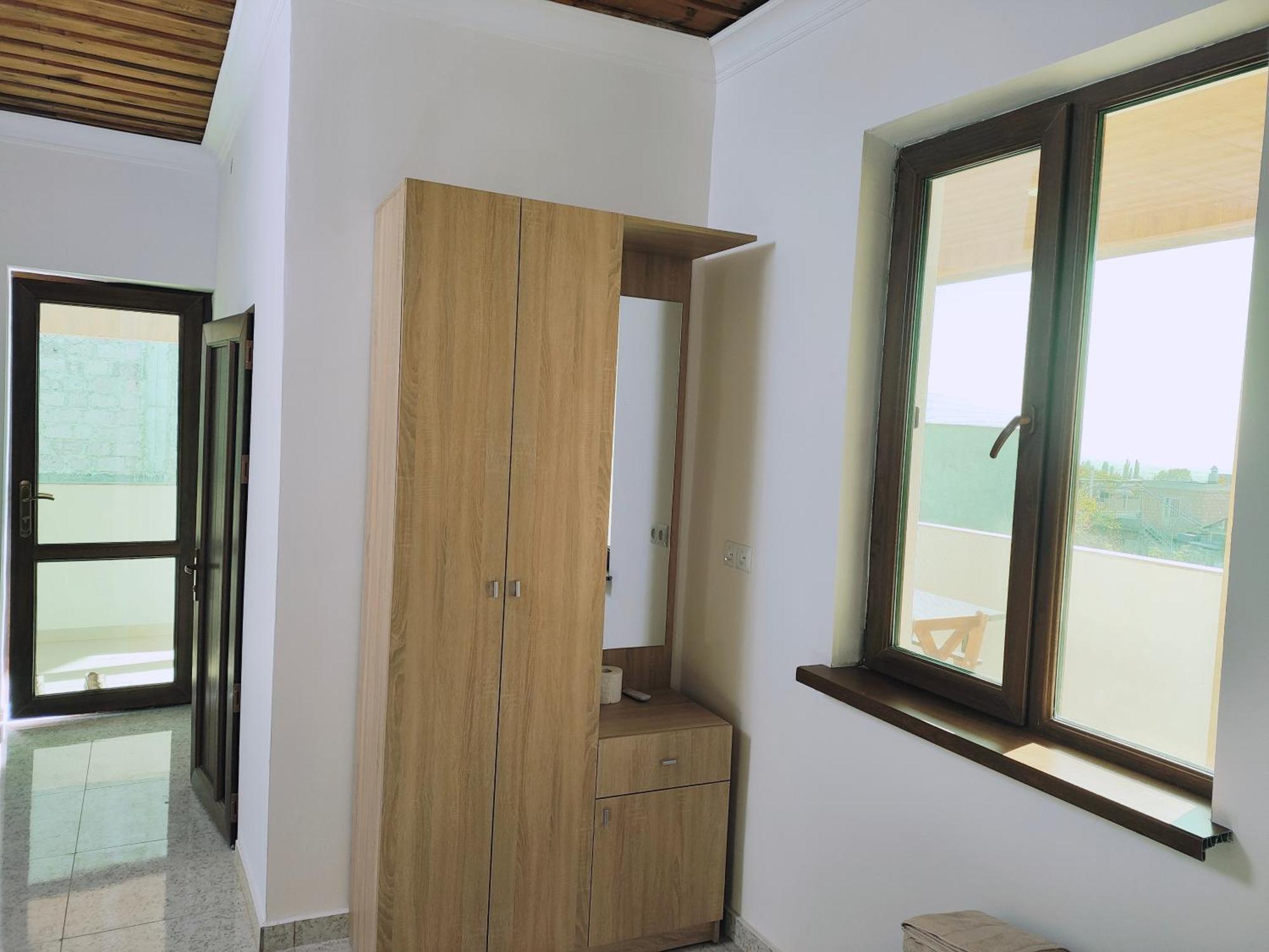 Apex Rest House Of 10 Rooms And Pool Ереван Экстерьер фото