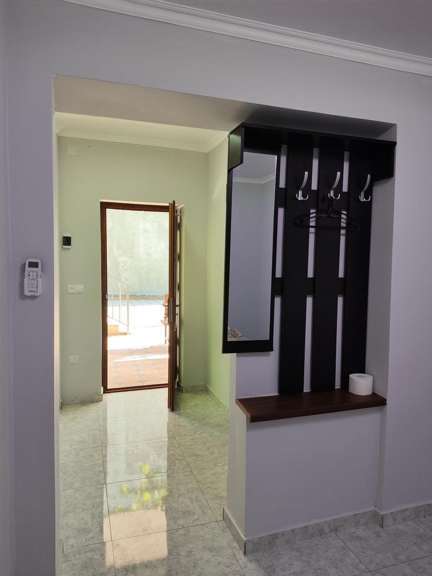 Apex Rest House Of 10 Rooms And Pool Ереван Экстерьер фото