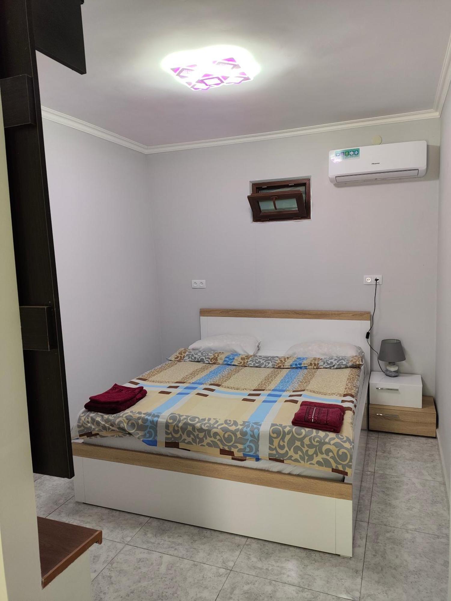 Apex Rest House Of 10 Rooms And Pool Ереван Экстерьер фото