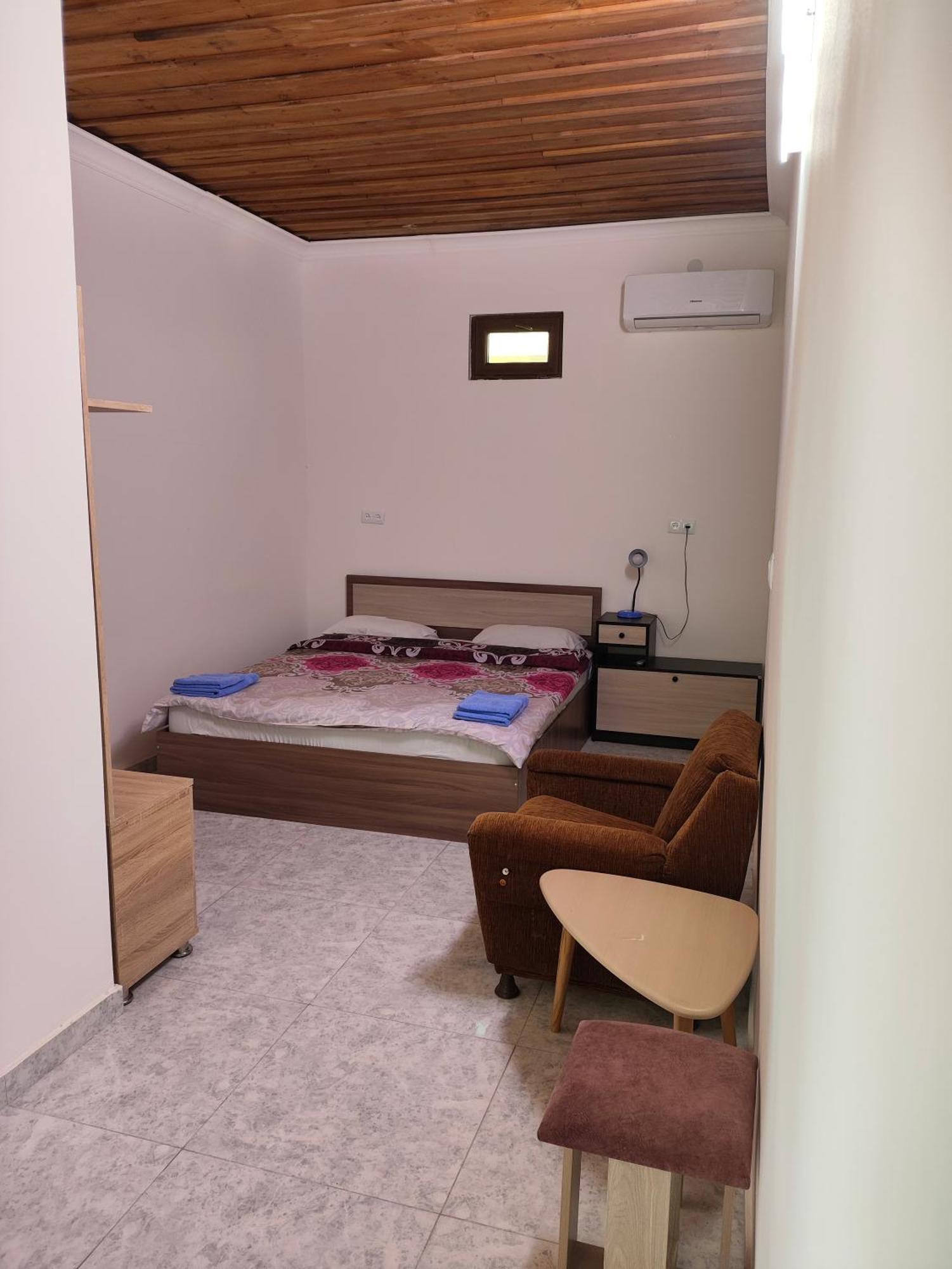 Apex Rest House Of 10 Rooms And Pool Ереван Номер фото