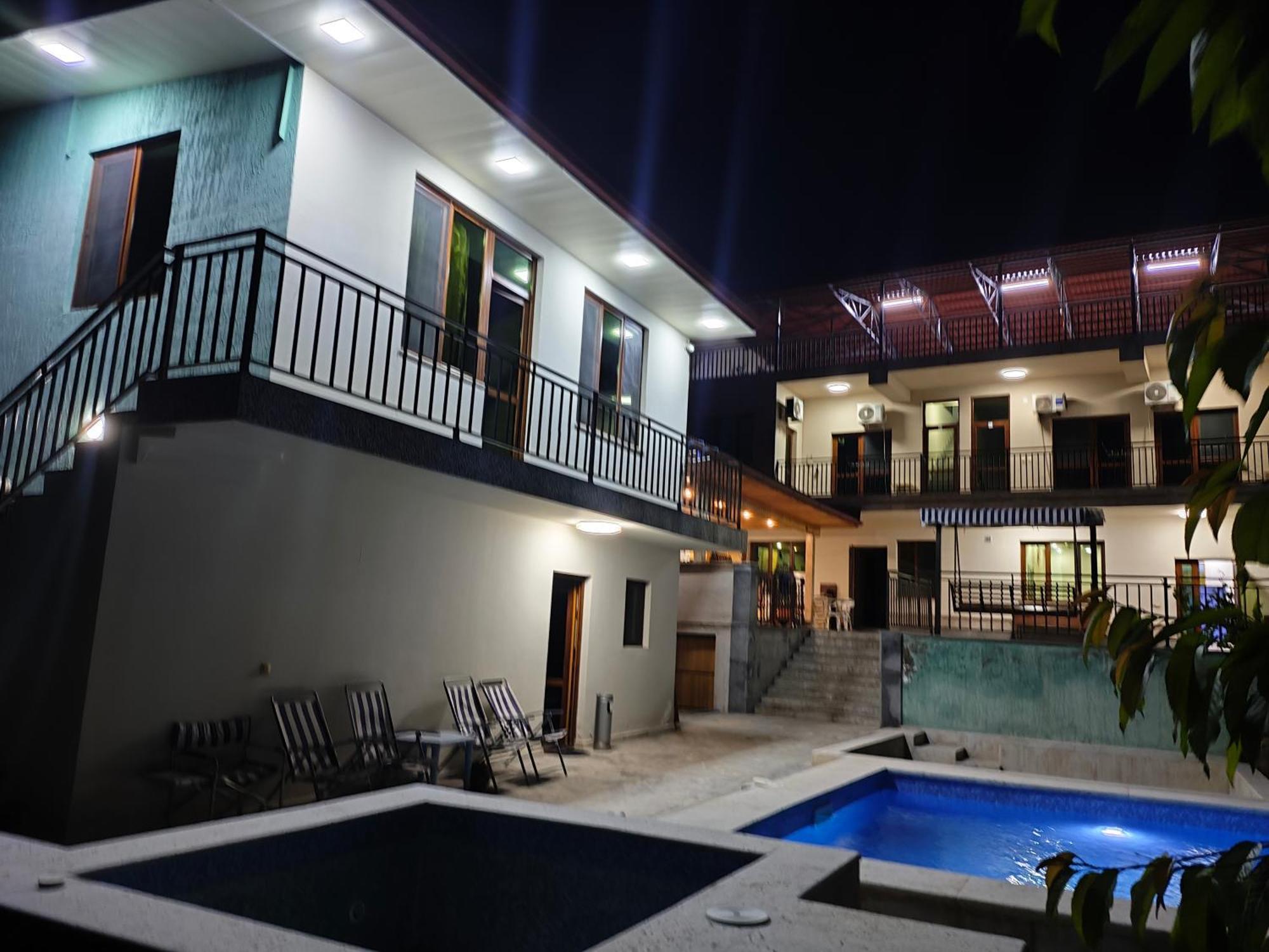 Apex Rest House Of 10 Rooms And Pool Ереван Экстерьер фото