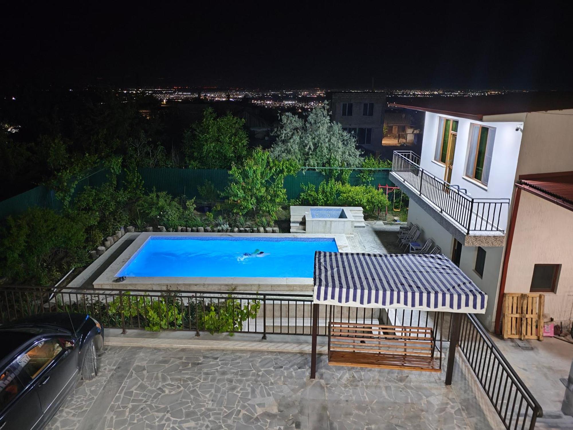 Apex Rest House Of 10 Rooms And Pool Ереван Экстерьер фото
