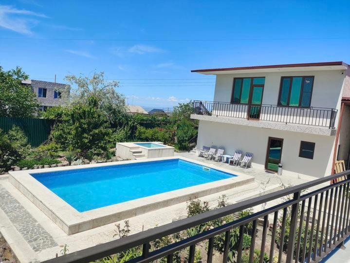 Apex Rest House Of 10 Rooms And Pool Ереван Экстерьер фото